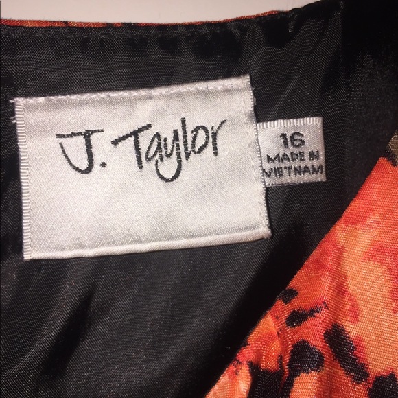 PRETTY FLORAL PATTERN DRESS💃🏾👗. EUC - Picture 3 of 6